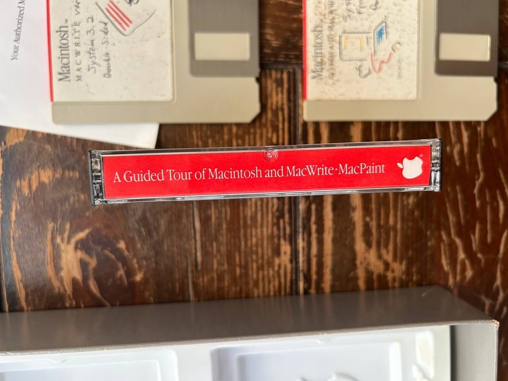 Apple Macintosh MacWrite. MacPaint. Mac software 1984 128K