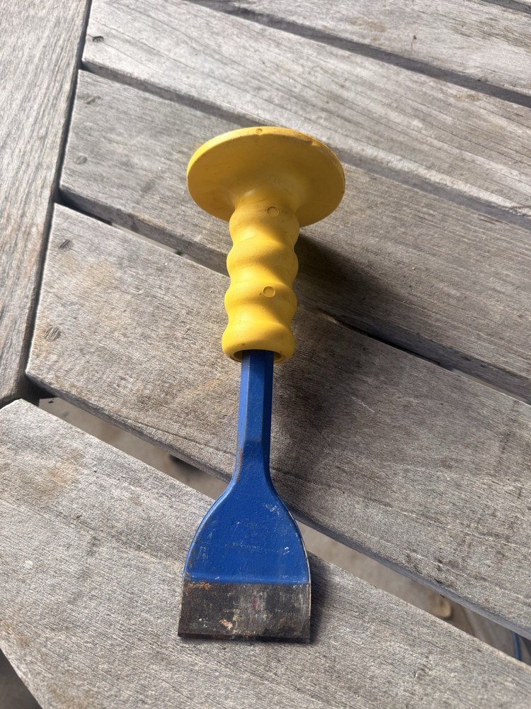 DASCO PRO TARGET GUARD FLOOR CHISEL WITH RUBBER HANDLE 2-1/2"