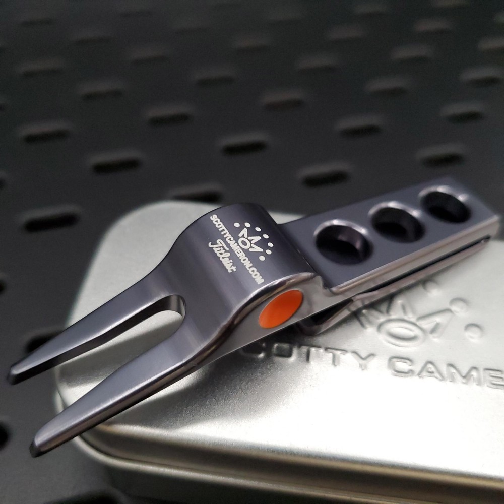 SCOTTY CAMERON 2013 HALLOWEEN SKULLS PIVOT TOOL