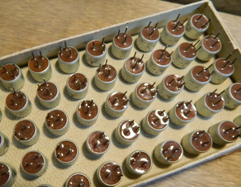 20 pcs Variable Resistor 680 Ohm 0.5W Panel Potentiometer Carbon Precision RV8