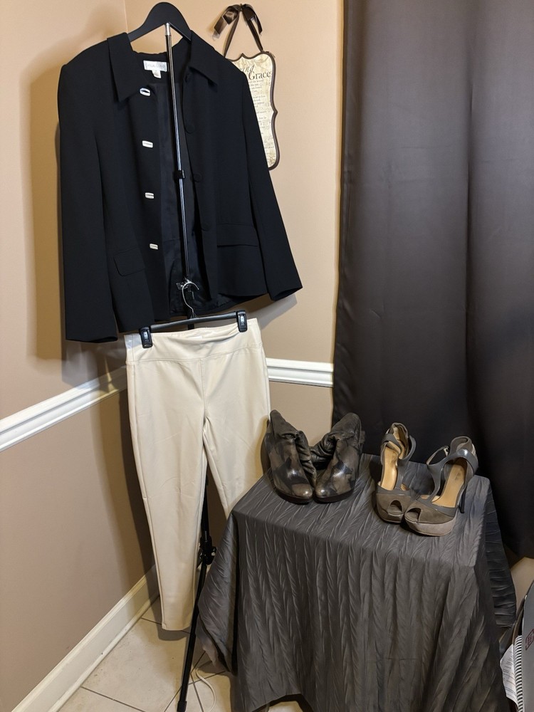 Casual Corner women's jacket Size 14 Button Collared