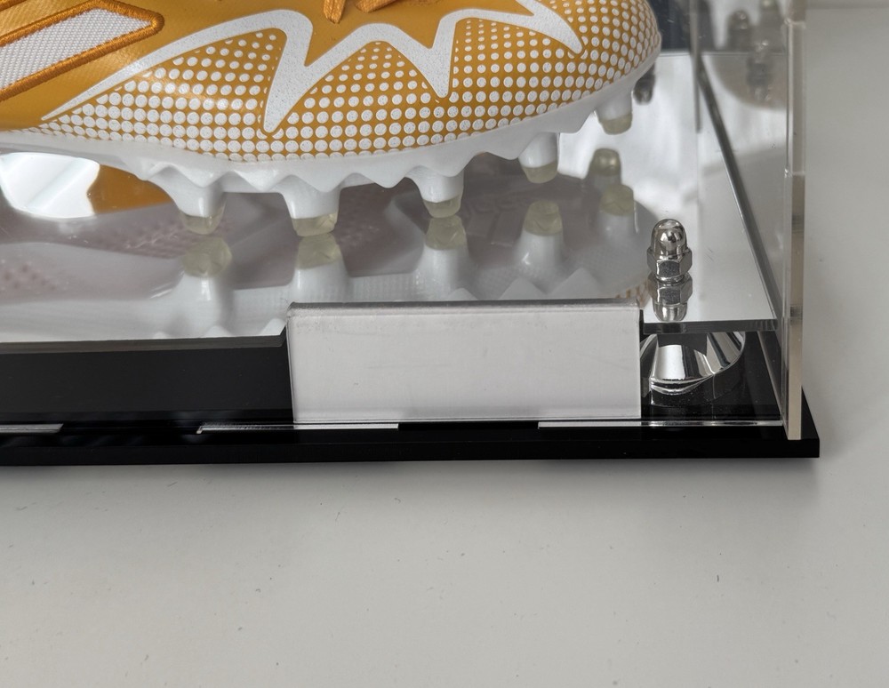One Shoe Cleat Display Case with Silver Cones, Back Mirror & Risen Mirror Base