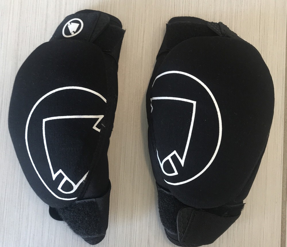 Endura Single Track Elbow Protector: Black: S/M