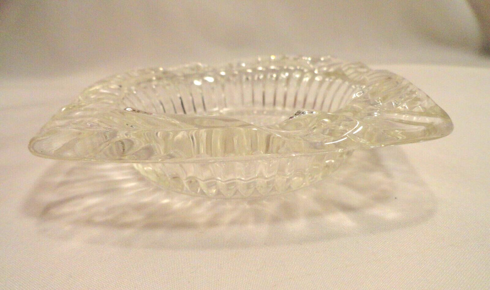 VINTAGE CLEAR GLASS ASHTRAY🚬