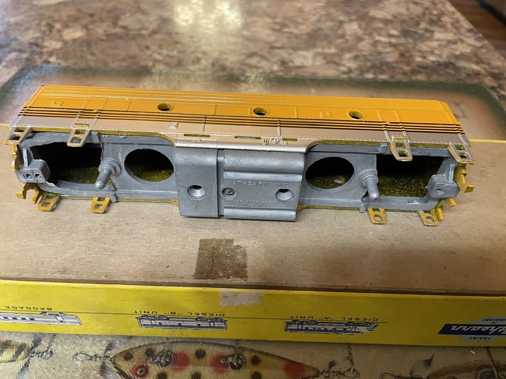 Ho Diesel Train Engine Powered B Unit / Old Stock