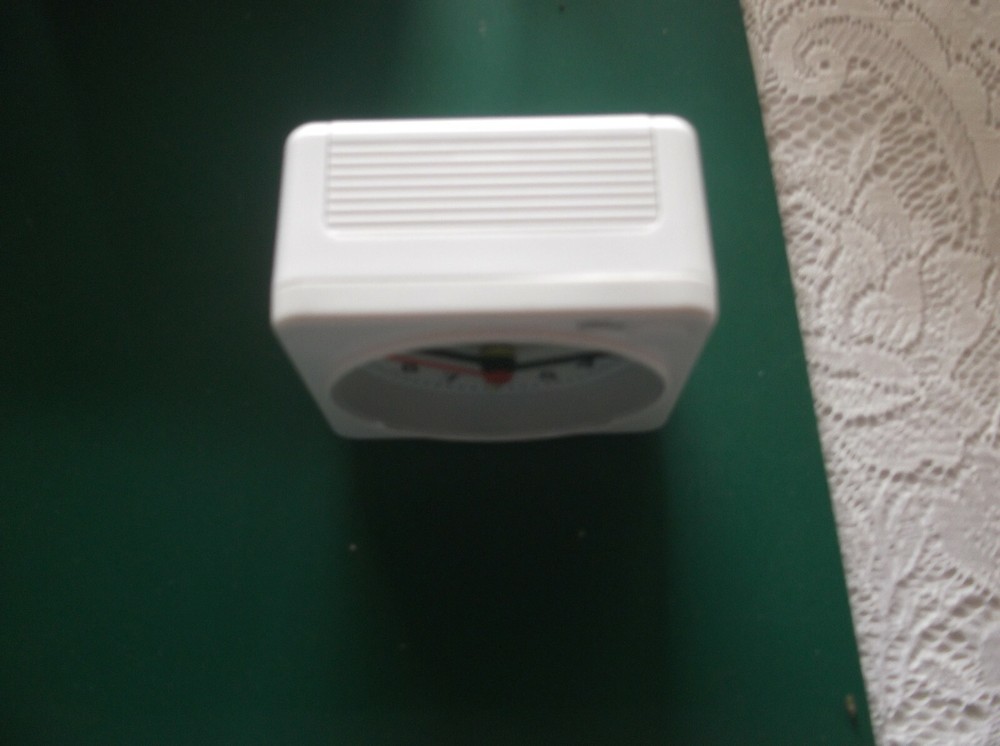 DELUXE QUARTZ ALARM CLOCK - WHITE 65mm