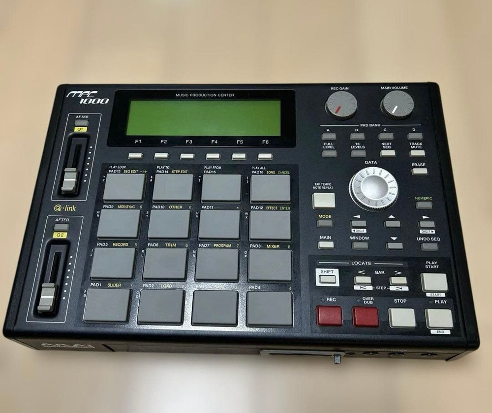 AKAI MPC1000 Sampling Machine Sampler Stereo 32 voices 64-track sequence Used