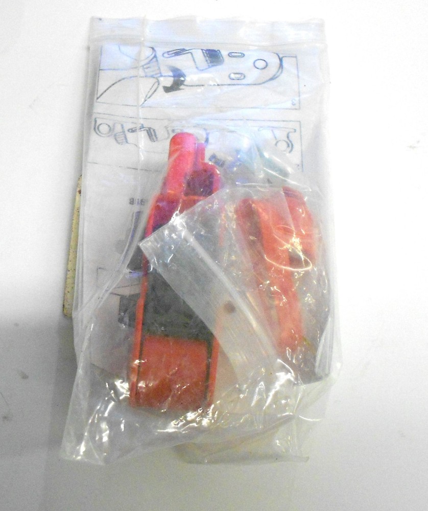 MASTER LOCK GRIP TIGHT BREAKER LOCK OUT, 493B