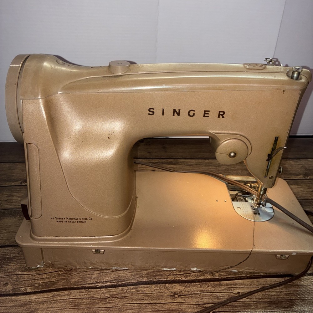 Vintage Singer Sewing Machine Model 328K, Read description