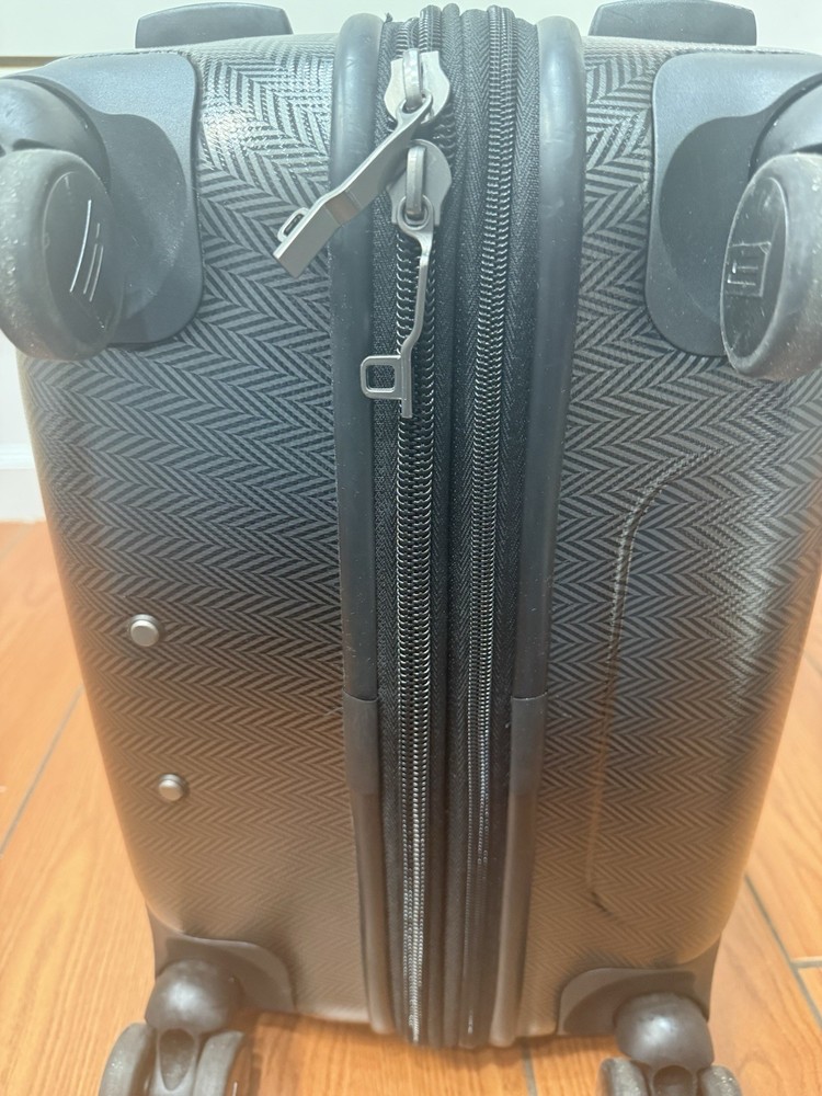 Hartmann 26” Spinner Suitcase Black Chevron Pattern one zipper work for closing