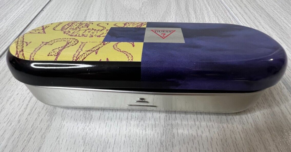 Hinged Lid GUESS Glasses Case Felt Lining Nice sunglasses case