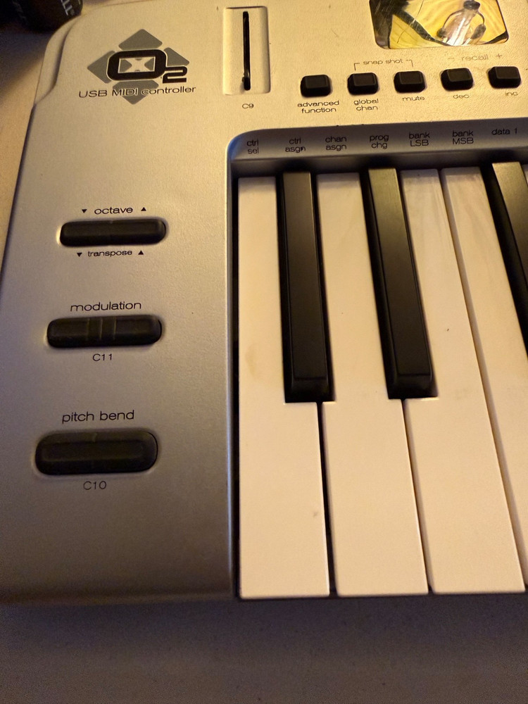 M-Audio O2 Keyboard USB MIDI Controller - Power Up Tested, No USB Cable