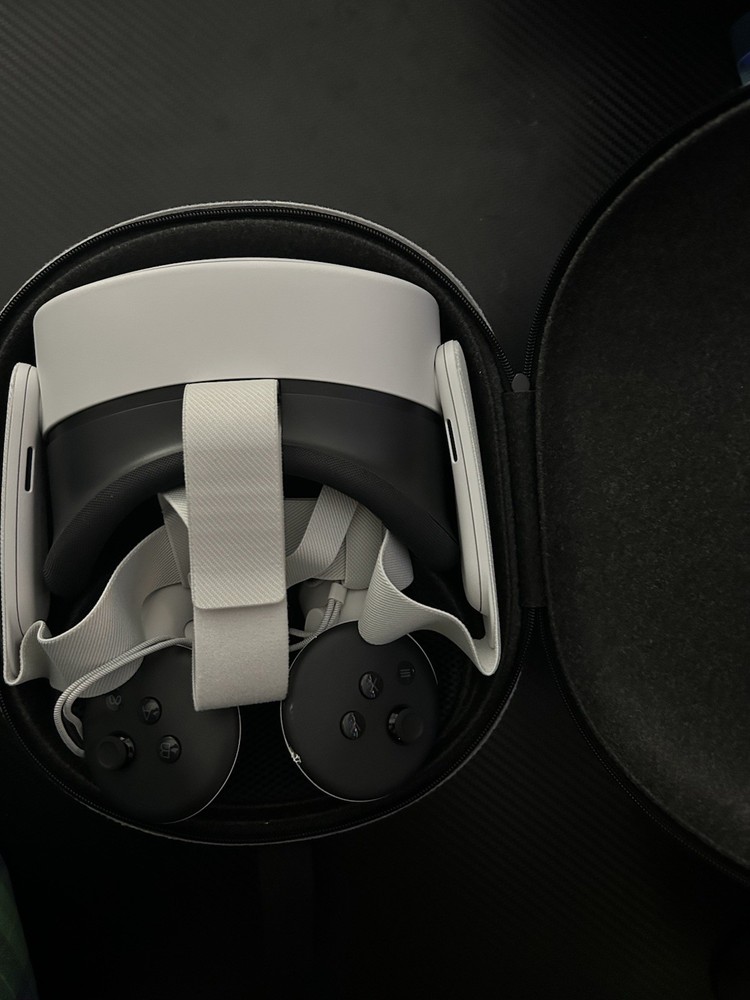 Meta Quest 3S Virtual Reality Headset 128GB with Hard Shell Case