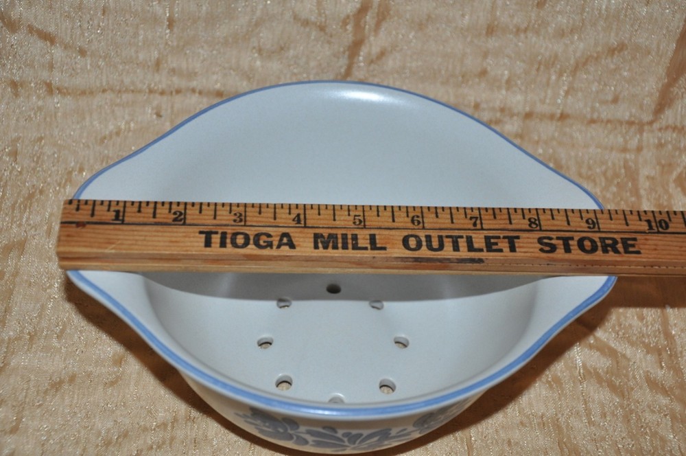 Pfaltzgraff Yorktown STONEWARE COLANDER SIFTER