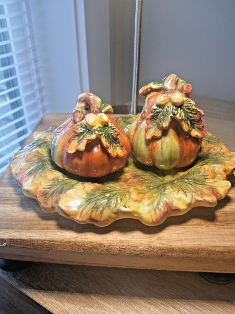Spode Fall Harvest Salt & Pepper Shaker w/ Leaf Tray Plate