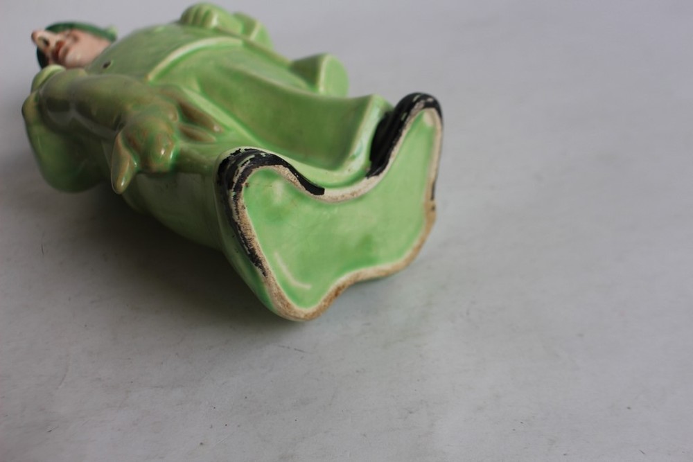 Anthropomorphic porcelain hunter bottle (35518)