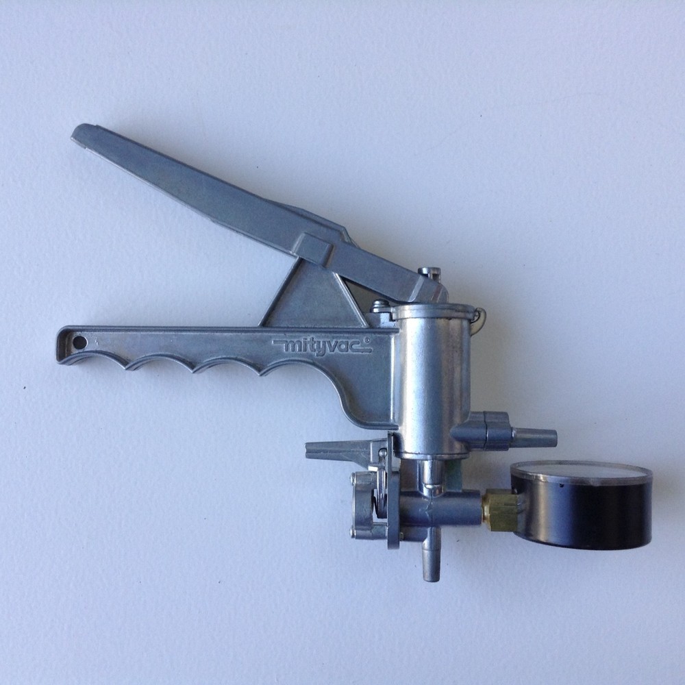 SILVERLINE MITYVAC 4000 VACUUM PUMP & ATTACHMENTS