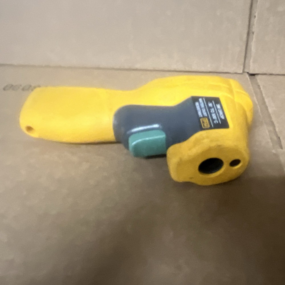 Fluke 62 MAX Infrared Thermometer Digital Display Adjustable Emissivity