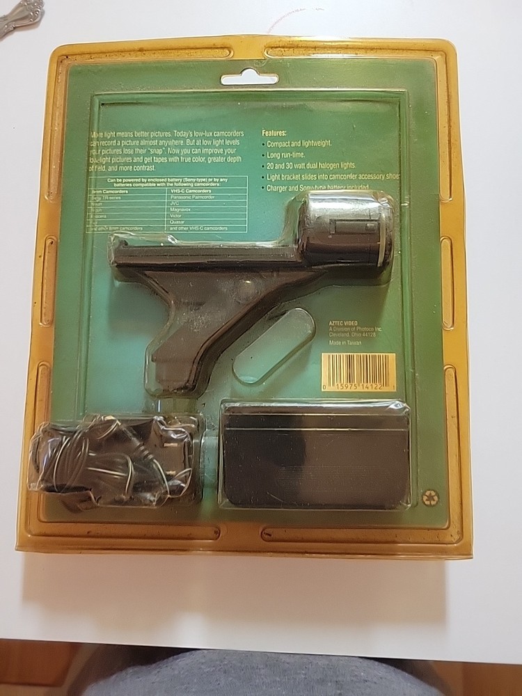 AZTEC VIDEO VARIABLE BRIGHTNESS VIDEO LIGHT FOR CAMCORDERS