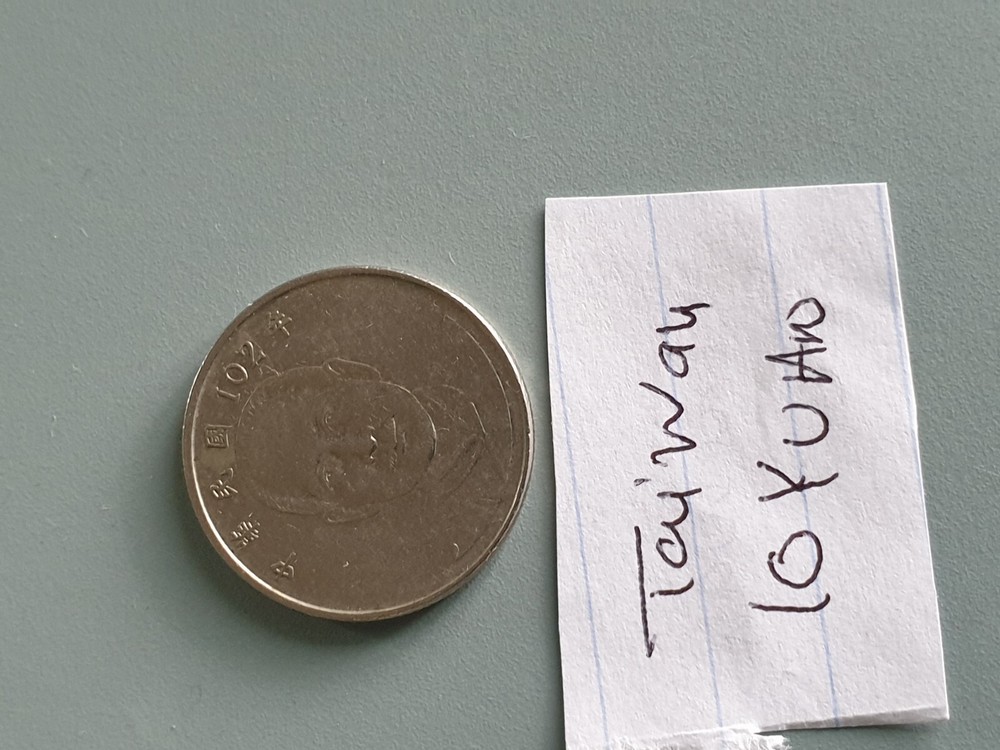 TAIWAN 10 YUAN COIN