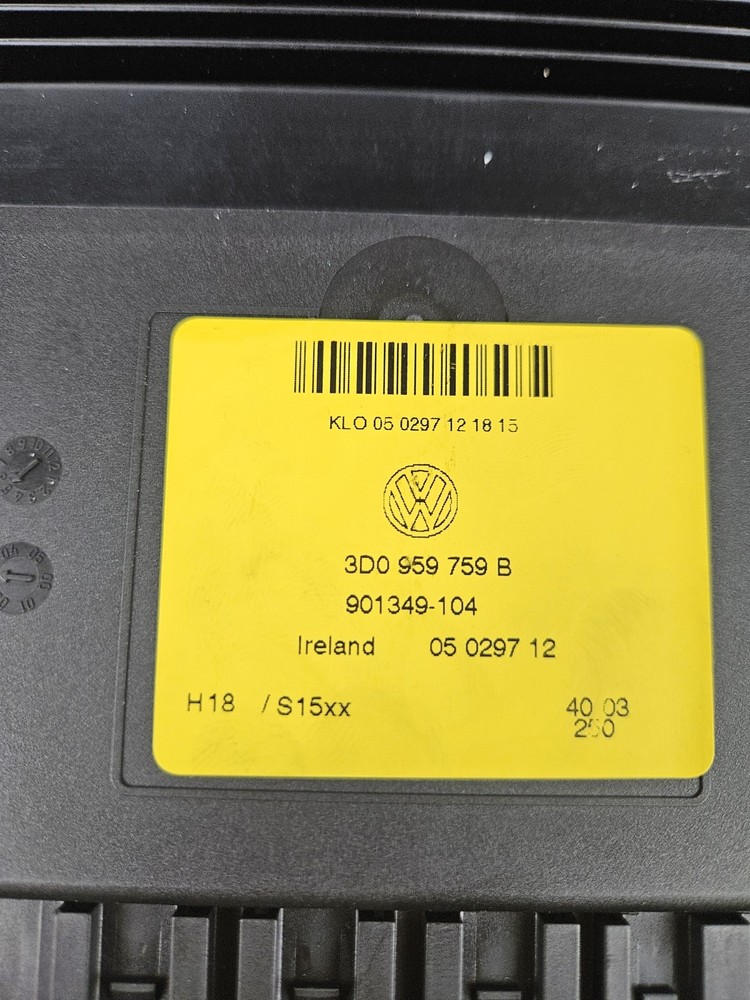 2004-2006 VW PHAETON - Front Right SEAT / Backrest Control Module 3D0959759B