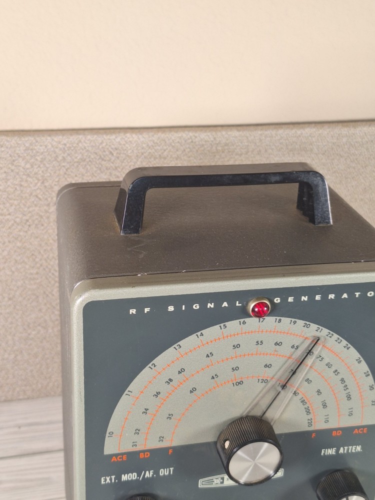 Vintage Heathkit RF Signal Generator Model IG-102 Powers On Untested