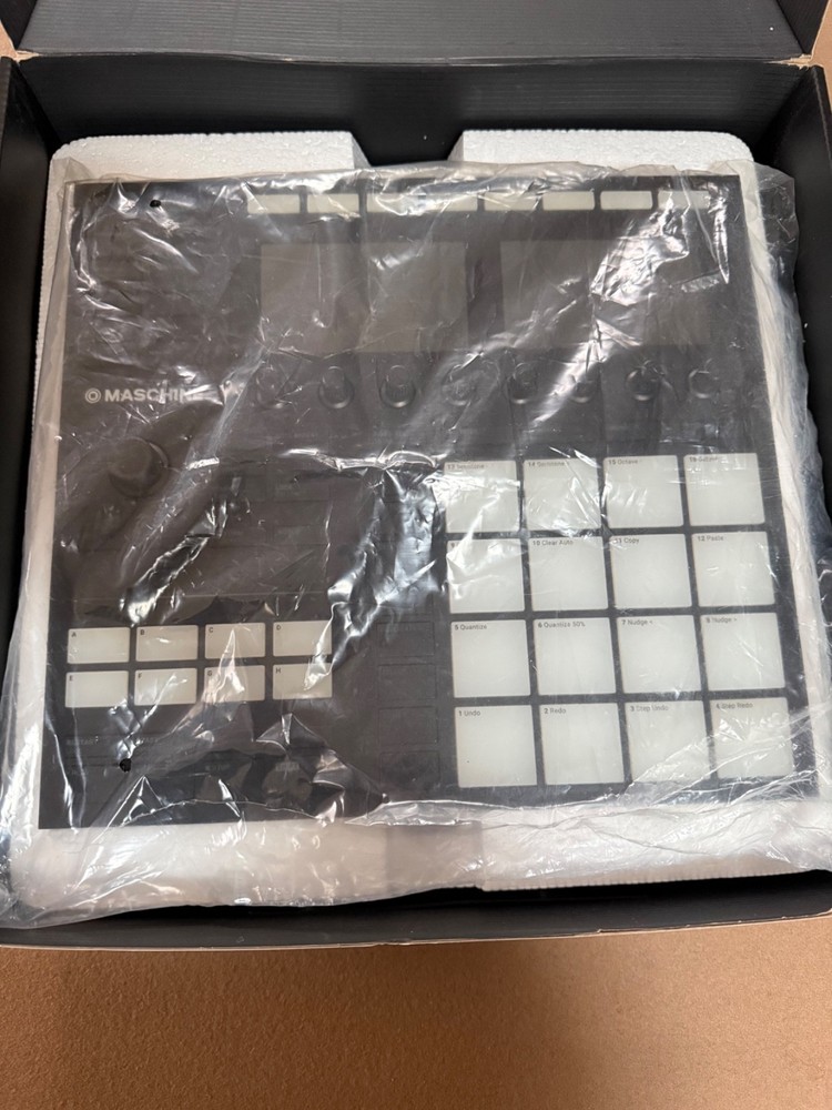 Native Instruments Maschine MK3 With Original Box - Software Transfer Avaliable
