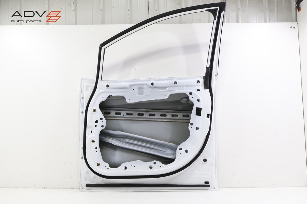 2017 - 2025 CHRYSLER VOYAGER FRONT RIGHT PASSENGER SIDE DOOR SHELL PANEL OEM