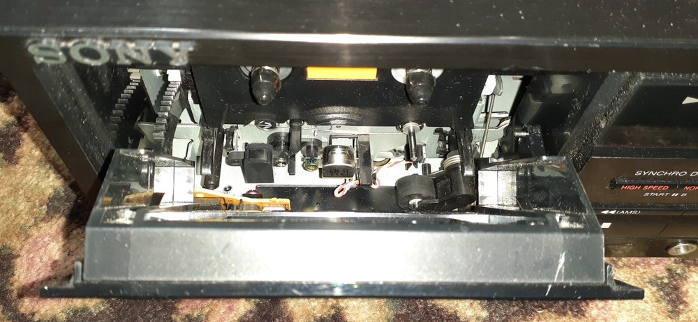 Sony TC-W411 Cassette Deck Powers On