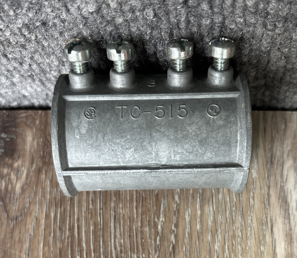 Neer TC-515 1-1/2” EMT Set Screw Coupling