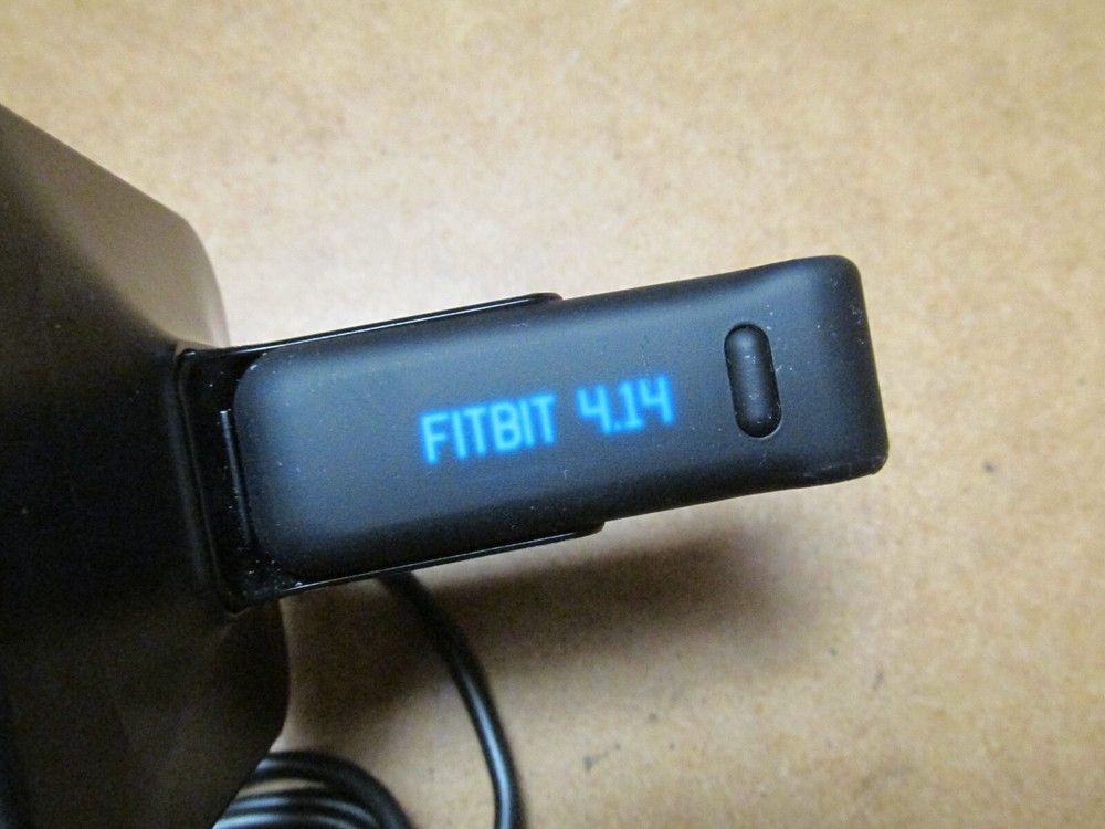 Fitbit Ultra Wireless Activity Tracker F004 & Charger Purple DEAD BATTERY