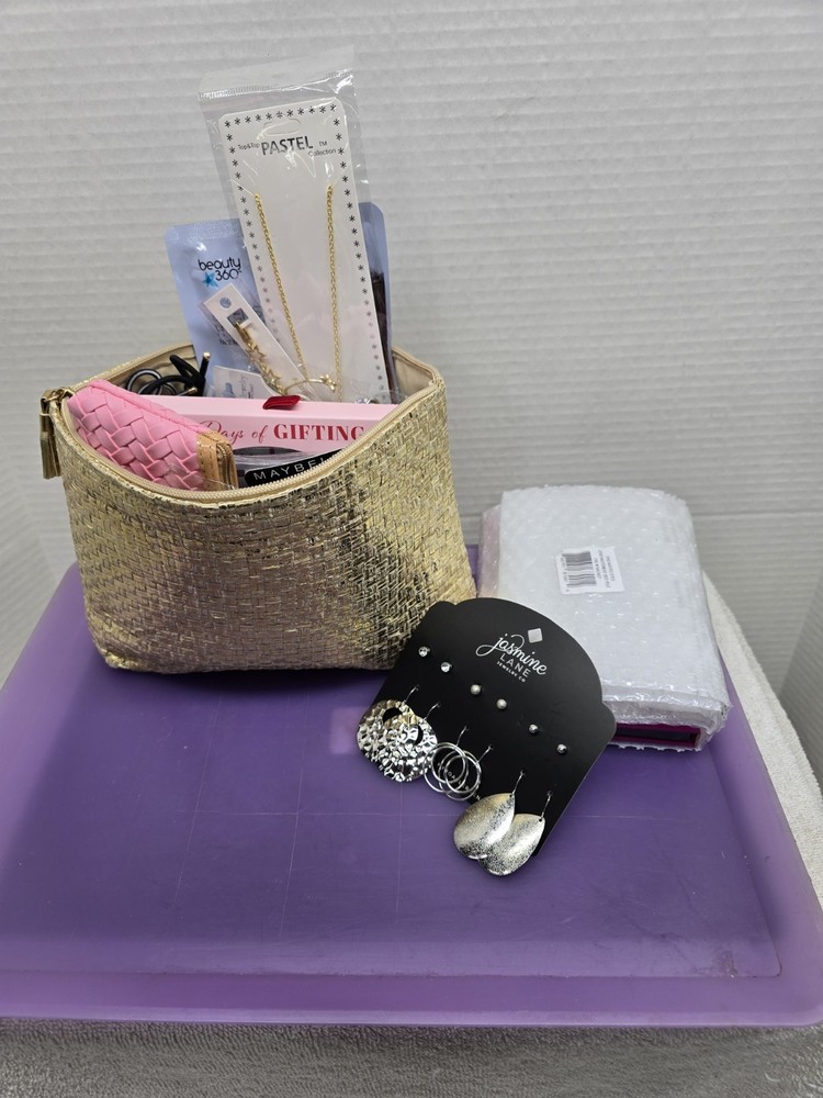 WOMANS BEAUTY AND GLAM BUNDLE, OVER 30 ITEMS