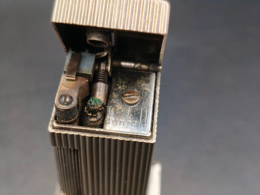 Vintage Dunhill Rollalite Table Lighter – Silver Vertical Lines – England –