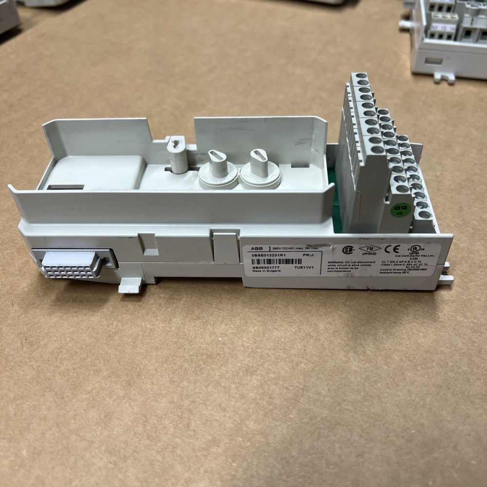 ABB  3BSE013231R1 Compact Module Termination Unit 250VDC/AC TU811V1