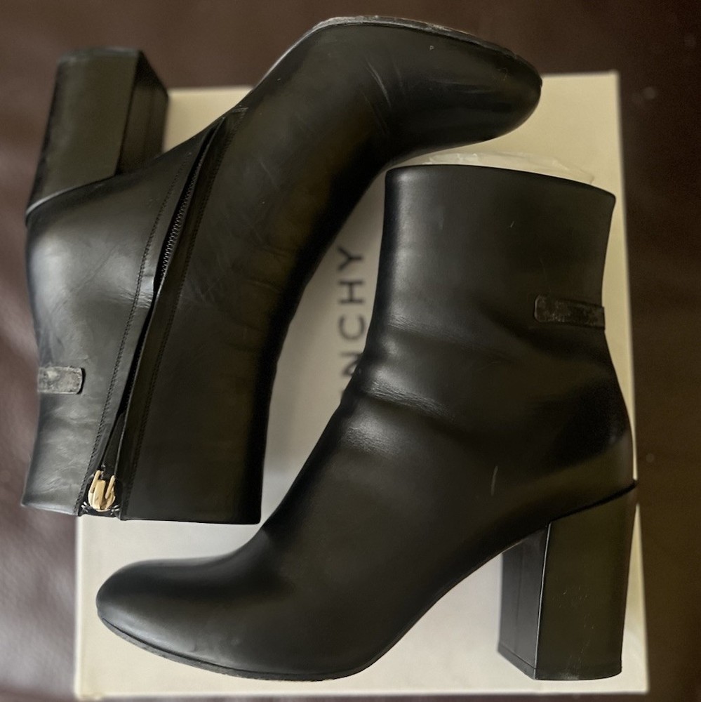 Givenchy Black Round Toe Ankle Boots 39 Retail $1095