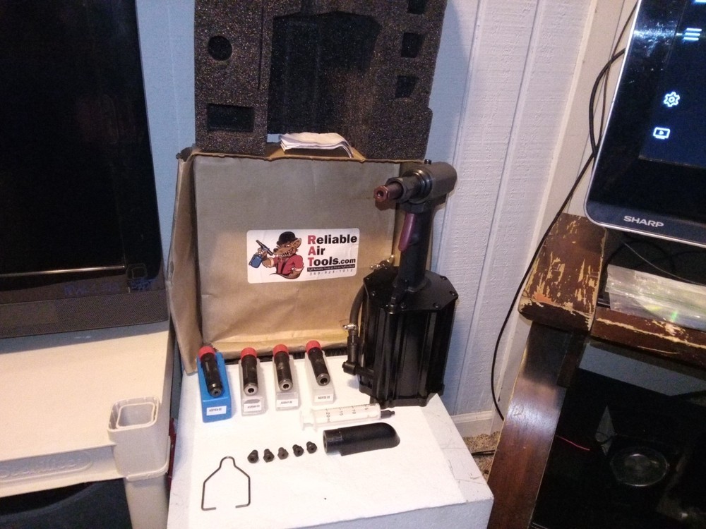 pneumatic riveting gun