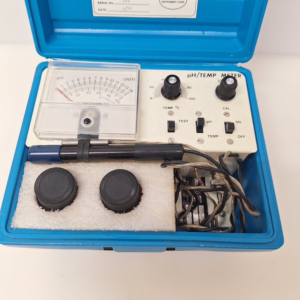 ECOLAB pH Temp Meter Model 102 B w Case Buffer Solution Ecologic Lab Equipment