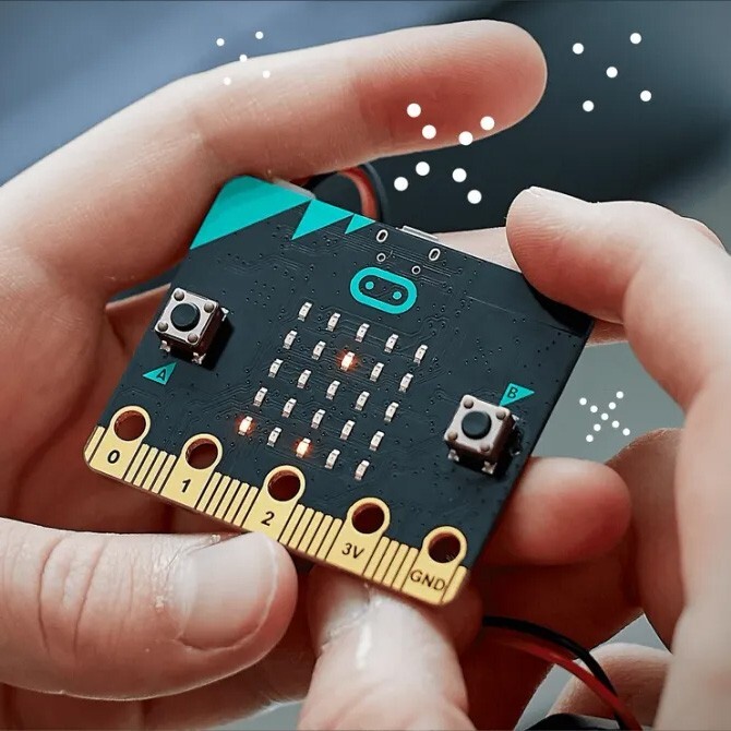 BBC Micro:Bit V2.1 Go Kit - Includes micro:bit Board, MicroUSB Cable, and Bat...