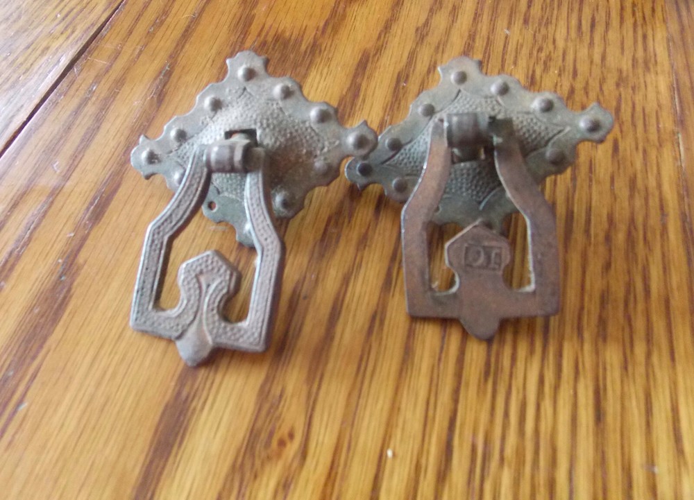 Vintage Furniture Pull / Drawer Handle   (1 pull)  (PR12)