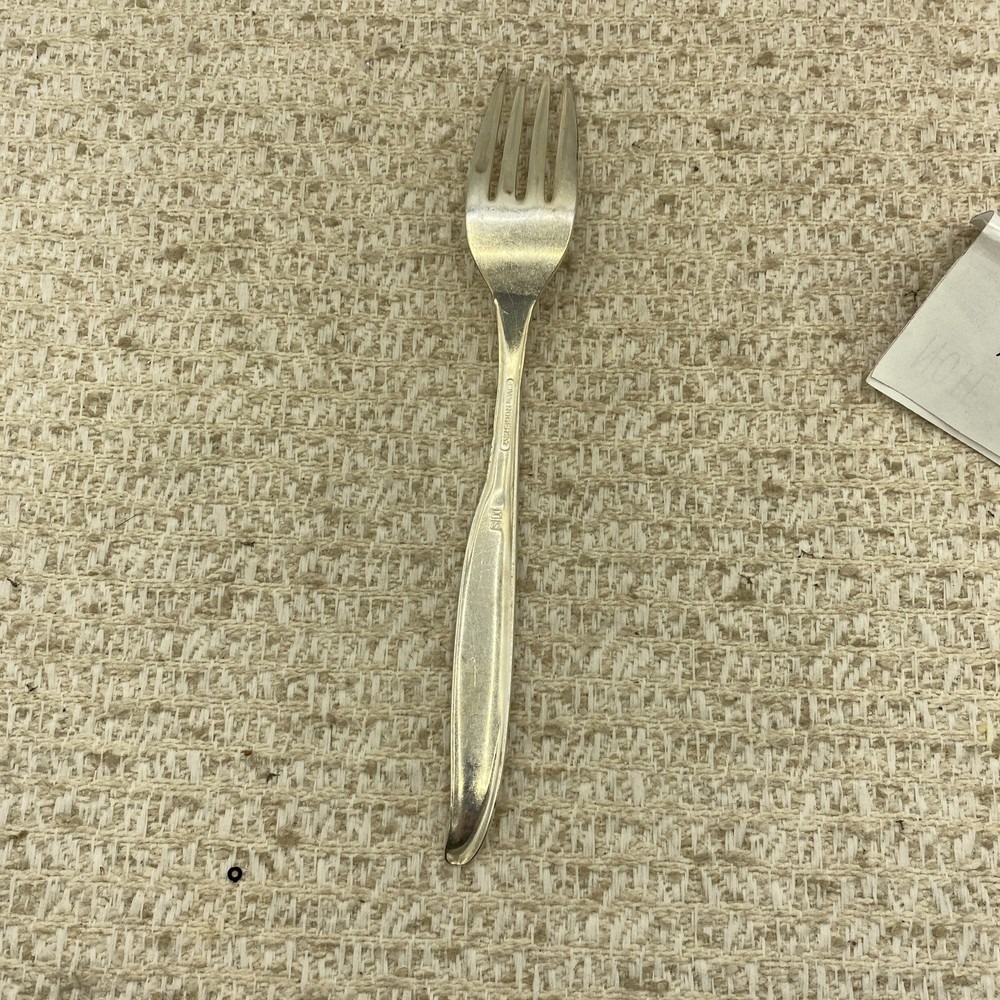 Vintage Wm Rogers IS Silver Plated Dinner Fork In “Sweep” Pattern 7.25”