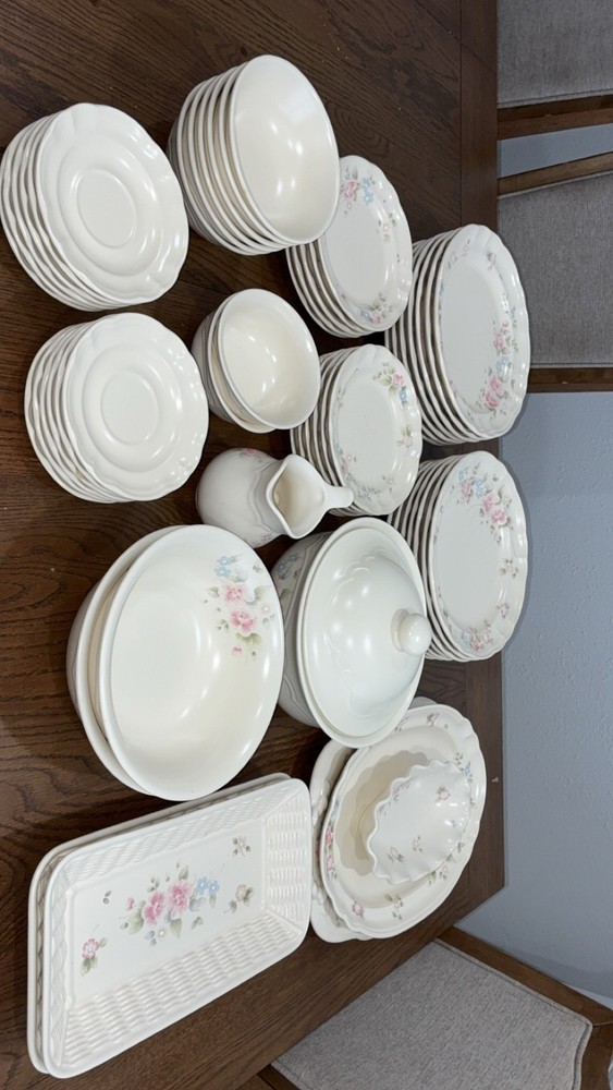 Vintage Pfaltzgraff Tea Rose 54-Piece Dinnerware Set