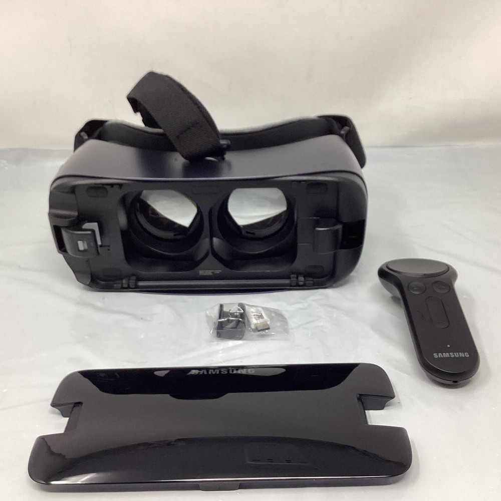 Samsung Gear VR With Controller Powered By Oculus