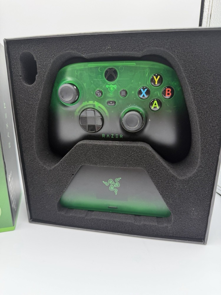 GC505 RAZER WIRELESS CONTROLLER & QUICK CHARGING STAND FOR XBOX- USED