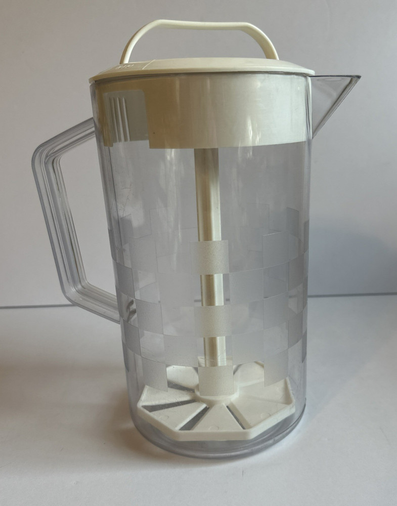 Pampered Chef Quick-Stir Pitcher 2 Quart Checkerboard Pattern White Lid