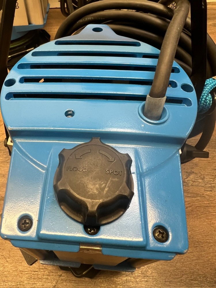 3 Lights ARRI 650 PLUS with Case, Barn doors, 1 stand