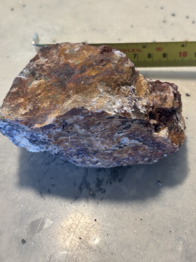 highly mineralized gold ore on quartz