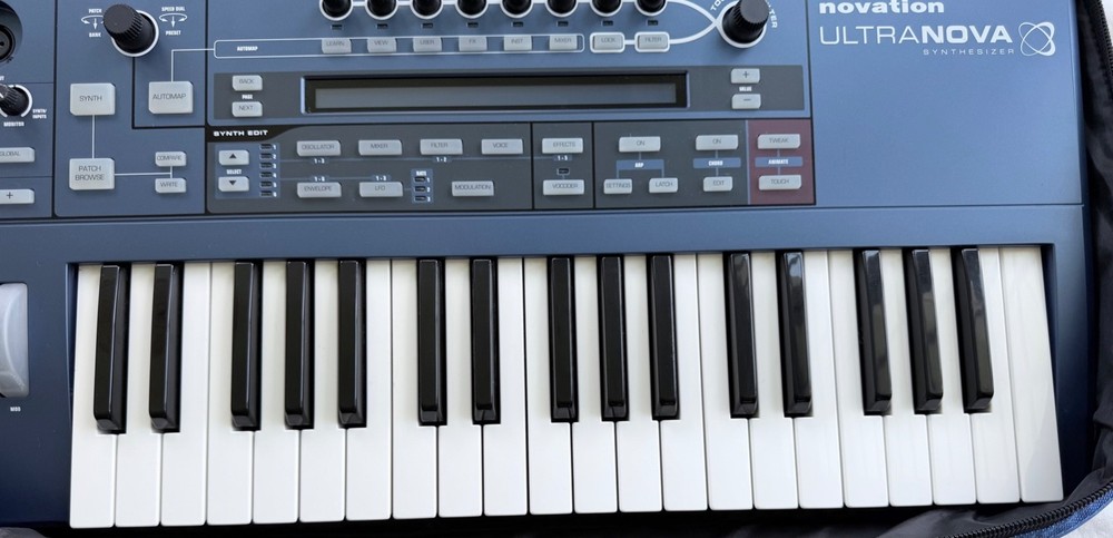 Novation UltraNova 37-Key Synthesizer- Vocoder Mic + Soft Case + USB – Excellent