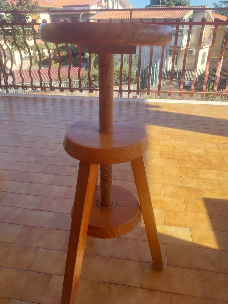 ADJUSTABLE STOOL