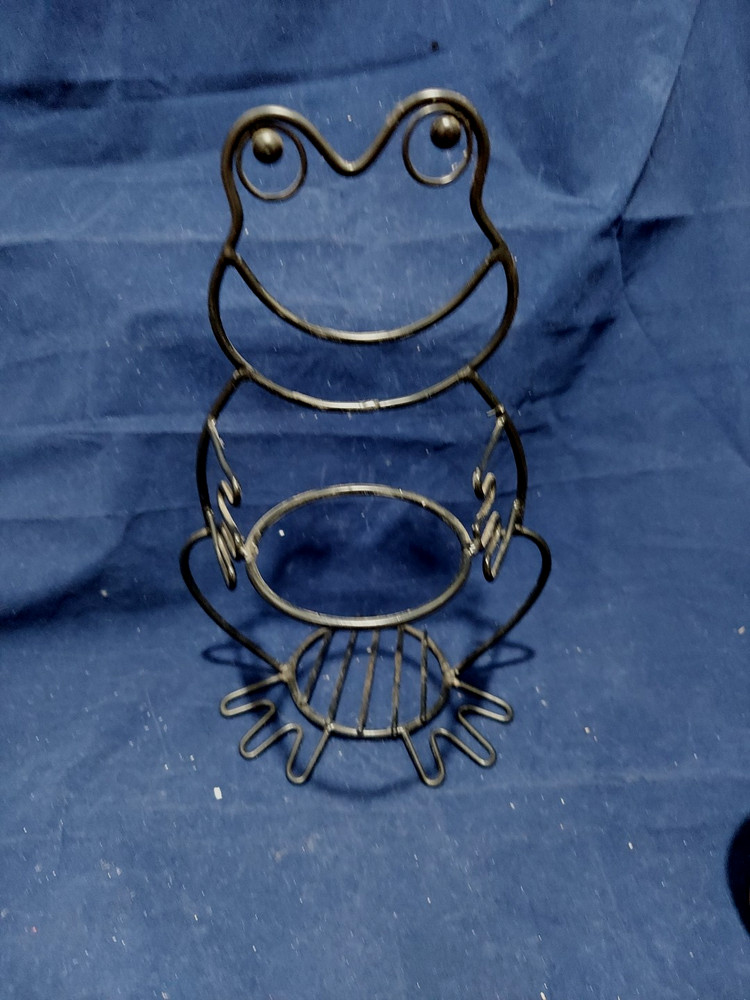 Rustic Distressed Frog Planter Metal Wire Design Free standing