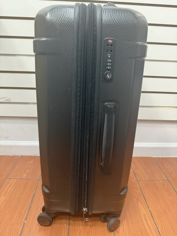 Hartmann 26” Spinner Suitcase Black Chevron Pattern one zipper work for closing